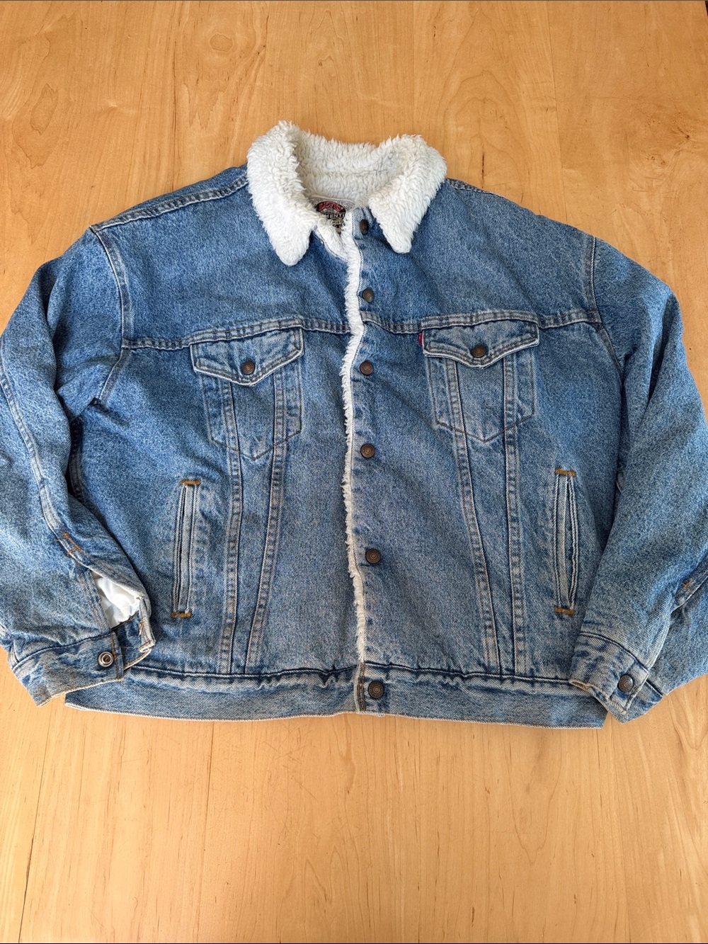 90’s Levi’s denim trucker jacket with Sherpa lining